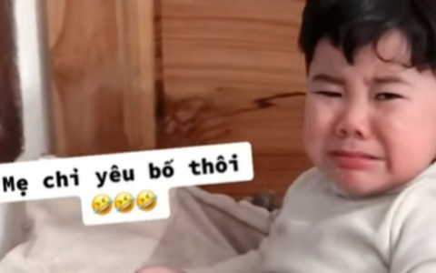 Bé trai tủi thân, nước mắt giàn giụa vì ảnh cưới bố mẹ không có mình: “Mẹ chỉ yêu bố thôi, bố mẹ không yêu con”
