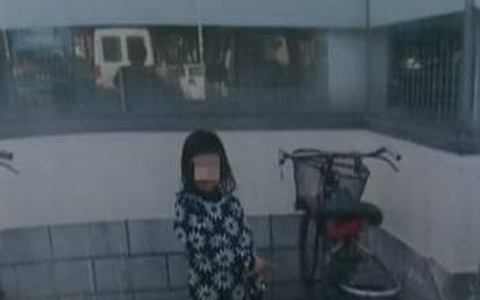 Con gái 5 tuổi khoe nhặt được 40 nghìn ở công trường, sự thật đằng sau khiến ông bố phẫn nộ phải báo cảnh sát