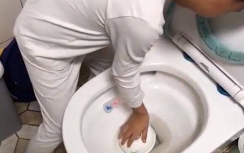 Con trai đột nhiên nhận rửa bát, nhưng cảnh tượng đáng sợ sau đó khiến cha mẹ muốn đập bỏ tất cả