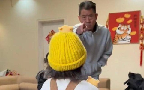 Mẹ lừa lấy tiền lì xì của con gái bị bố chồng mắng cho một trận: “Mày bắt nạt trẻ con như vậy hả!”