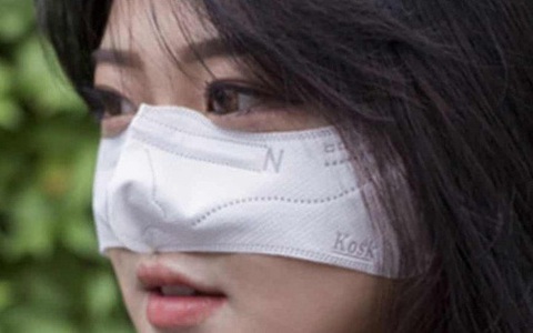 Khẩu trang thiết kế chỉ che mỗi cái mũi, mục đích tiện lợi nhưng gây tranh cãi lớn ở Hàn Quốc