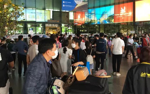 Sân bay Tân Sơn Nhất đông nghẹt, số hành khách lập kỷ lục