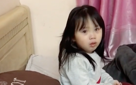 Bé gái gào khóc vì đau chân nhưng kiên quyết không cho mẹ chạm vào, lý do khiến bà mẹ bất lực “Làm gì thì con đỡ nghiện bố?”