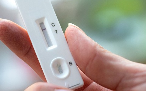 Bác sĩ khuyến cáo: Test nhanh Covid âm tính nhưng có dấu hiệu này thì vẫn cần cách ly
