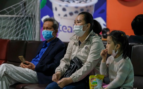 "Con phải xuống hầm trú ẩn đây, bom đạn lại trút rồi" - cuộc điện thoại ám ảnh người bà, người mẹ có con cháu ở Ukraine