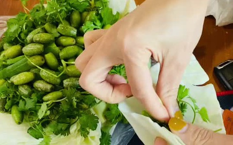 Nhót xanh cuộn bắp cải chấm chẩm chéo "hot rần rần" trên Tiktok lần đầu được review chân thật và cái kết “cay đắng quá!”