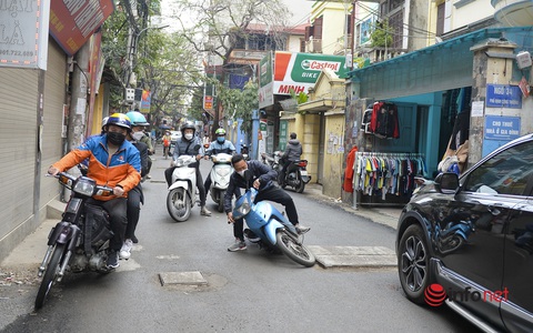 Hà Nội: Con đường 400m nhấp nhô hàng trăm miệng hố, ngày nào cũng có người ngã