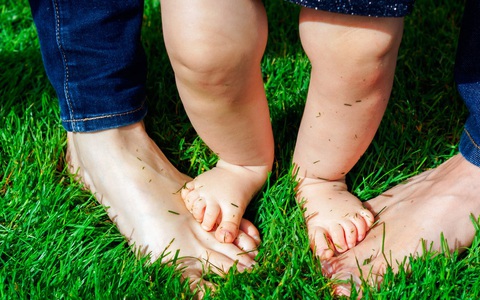 Bố làm mọi cách em bé vẫn không chịu chạm chân vào cỏ: Bác sĩ nhi giải thích gì về phản ứng thú vị này?