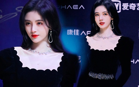 Kiểu makeup hay bị chê lố của Cúc Tịnh Y cuối cùng cũng có tác dụng, giúp cô thắng thế khi chung khung hình với hai mỹ nhân khác