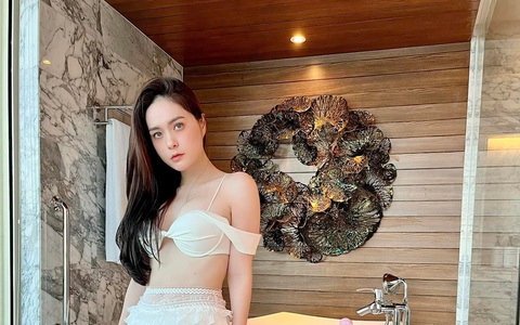 Đoàn Di Băng thả dáng bên bồn tắm, body của bà mẹ ba con khiến nhiều người ngưỡng mộ