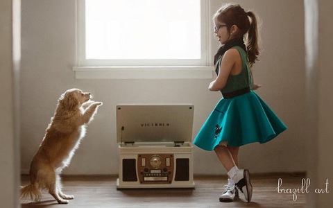 Tan chảy trước tình bạn “ngọt lịm” của bé gái và chú chó nhỏ: Bất kỳ đứa trẻ nào cũng đều muốn có một người bạn 4 chân như thế này