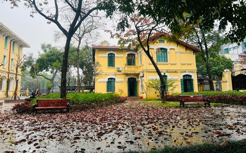 Một trường cấp 3 đang gây sốt vì "vừa THƠM vừa ĐẸP": Góc nào cũng sống ảo cực chill, không hổ danh ngôi trường check-in đẹp nhất ở Hà Nội
