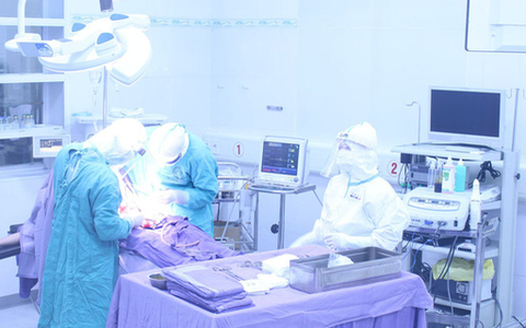 Mổ lấy thai cho sản phụ COVID-19 rau tiền đạo trung tâm, rau cài răng lược