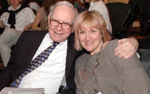 Ái nữ duy nhất nhà Warren Buffett: Hơn 20 tuổi mới biết cha là tỷ phú, “phát ngượng” vì cách sống tằn tiện quá mức của ông