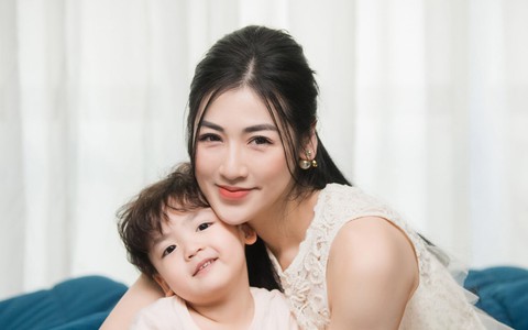 Á hậu Dương Tú Anh chia sẻ kinh nghiệm chăm con F0