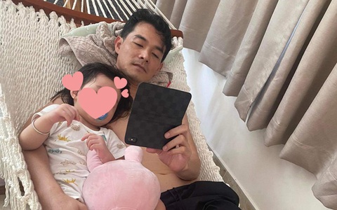 Quách Ngọc Ngoan khoe khoảnh khắc chăm con gái cực ngọt ngào, nhóc tì mới 3 tuổi nằm yên trong lòng bố