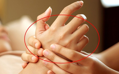 4 bộ phận trên cơ thể TO RA, 2 chỗ ngày càng bé đi là dấu hiệu ung thư giai đoạn cuối: Đi khám càng sớm, cơ hội điều trị khỏi càng cao