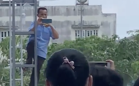 Đang hội diễn bác bảo vệ bỗng nhảy lên cột cờ, hành động sau đó làm tụi học sinh "tan chảy": Nhân vật dễ thương nhất năm đây rồi!