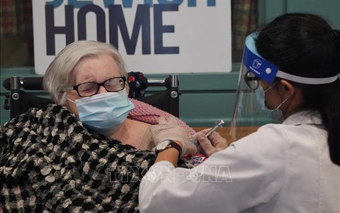 Mỹ cấp phép tiêm mũi thứ 4 bằng vaccine của Pfizer/BioNTech và Moderna