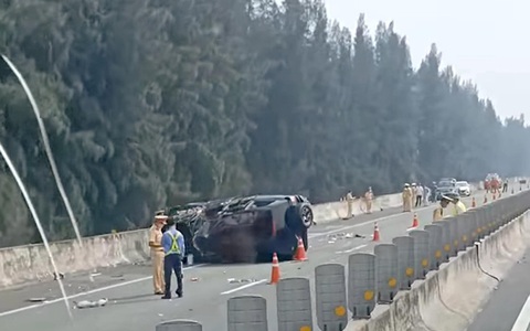 Xe chở Phó chủ tịch TP.HCM lật nhiều vòng sau khi nổ lốp
