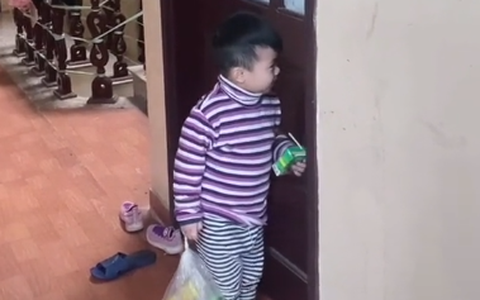Bà nội cách ly vì mắc Covid-19, cháu trai đều đặn sáng - trưa - tối đi qua thủ thỉ một câu: ''Trần đời chưa thấy ai lầy lội mà đáng yêu như này''