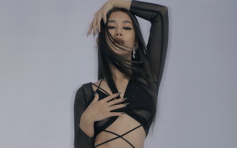 Ngọc Thảo thay đổi 180 độ, lên đồ cắt xẻ hiểm hóc khoe body "mướt mắt"