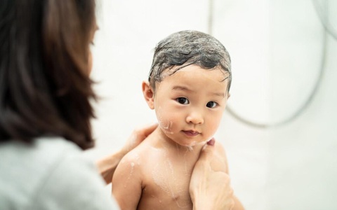 Chị gái rất thích chơi đùa với em trai nhưng cậu bé thường lảng tránh, khóc lóc: Khi tắm cho con người mẹ phát hiện ra sự thật bất ngờ
