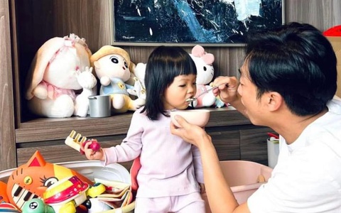 Cường Đô La chuẩn "ông bố bỉm sữa" khi nghỉ lễ vẫn ở nhà chăm con gái Suchin