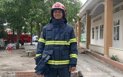 Thăng cấp bậc hàm đối với Trung úy Cảnh sát dũng cảm cứu người đuối nước, nhìn bảng thành tích lại càng cảm phục