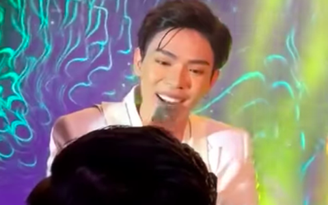 Sau nghi vấn hát nhép, Erik đang diễn đưa luôn mic cho đàn chị Hồ Ngọc Hà chứng minh việc hát live