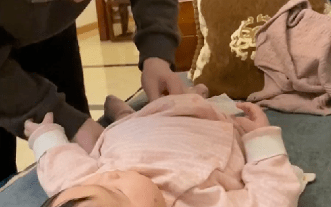 Lần đầu tiên thay bỉm cho con, phản ứng của ông bố như thế nào mà khiến cư dân mạng chê trách?