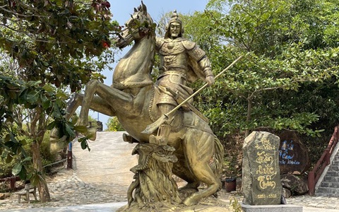 Xôn xao thông tin tượng Đức Thánh Trần Hưng Đạo trông giống tượng Quan Công