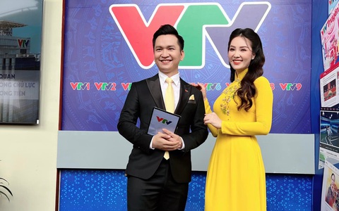 Không còn hình ảnh ông bố bỉm sữa, BTV của VTV24 "lên đồ" cùng đồng nghiệp vẫn gây chú ý nhờ thần thái này 