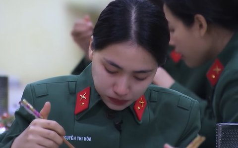 Đang "cơm chan nước mắt" vì nhớ Bo, Hòa Minzy vững tâm hơn nhờ lời khuyên này của tiểu đội trưởng