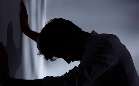 "Cậu ấy đã đi khắp các nhà thuốc trong huyện để gom đủ số thuốc ngủ, một mình chốt cửa nhà vệ sinh để uống thuốc..."