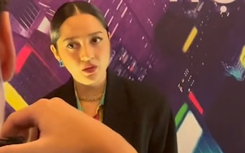 Clip: Bảo Anh bị "team qua đường" bắt gặp liếc ngang liếc dọc, tỏ thái độ với ê-kíp