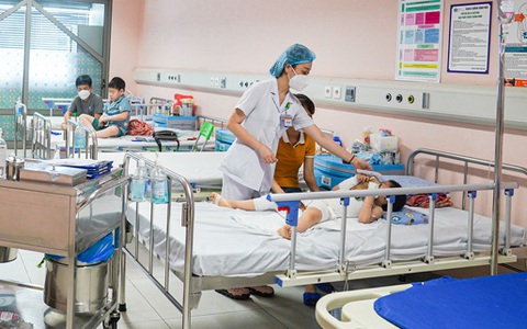 Bé gái bị điện giật ngừng tim, hoại tử bàn tay do tự ý rút sạc điện thoại để chơi: Hồi chuông báo động cho các bậc cha mẹ