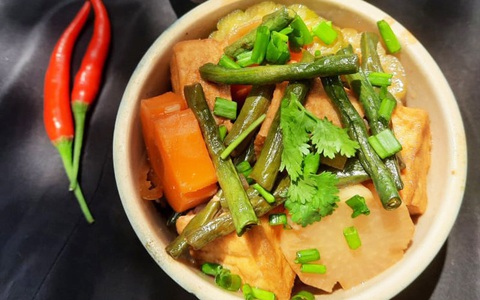 Món này làm chưa tới 10 phút mà thành phẩm vừa ngon miệng vừa đẹp mắt, lại giúp giải ngấy cực tốt