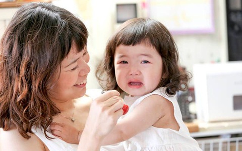 Khi thấy người lạ, bé bỗng nhiên khóc lớn, không phải mê tín nhưng nhất định người mẹ phải biết 4 lý do này