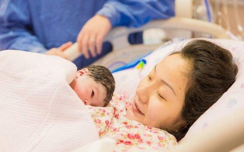 Sinh mổ 3 lần, mẹ quyết định sinh thêm đứa thứ 4 thì bị bác sĩ ngăn cản: “Tử cung cô mỏng như tờ giấy”