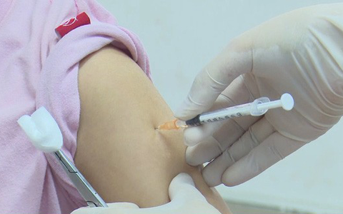 Tiêm vaccine phòng COVID-19 có ảnh hưởng đến lịch tiêm chủng khác của trẻ?