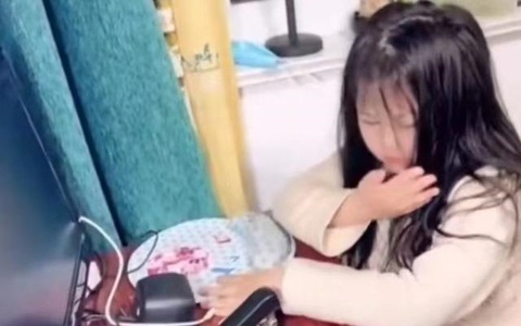 Con gái 7 tuổi ngồi một mình lúc nửa đêm ở phòng khách: Hành động của ông bố sau đó bị cư dân mạng chỉ trích thậm tệ