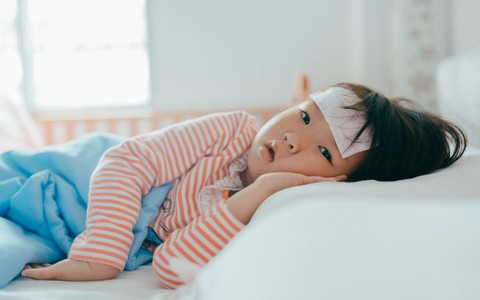 Mới đi học được 1 tuần con đã bị ốm dặt ốm dẹo: Vì sao trẻ mầm non đi học lại hay bị ốm?