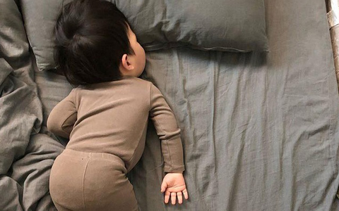 Trẻ nằm gối và trẻ không nằm gối khi ngủ lớn lên sẽ có 3 điểm khác biệt: Bố mẹ nên lưu ý để thay đổi kiểu ngủ cho con