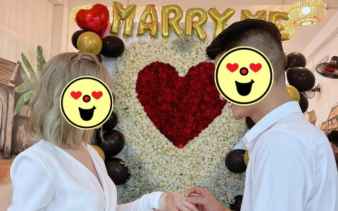 1 cặp đôi Vbiz đã có con đầu lòng vừa cầu hôn vào tối nay, điểm nhấn là chiếc nhẫn kim cương size to!