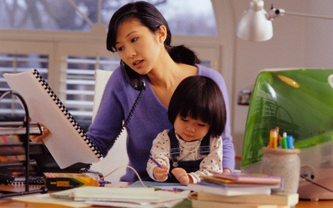 Con gái hỏi ''Sao mẹ lại đi làm ạ'', nếu trả lời ''Không làm thì tiền đâu ra mà tiêu'' thì bố mẹ đã sai lầm rồi!