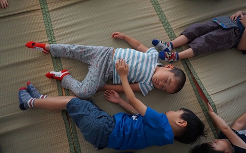 Con đi nhà trẻ không chịu ngủ trưa mà lén lút làm điều này, khi bị cô giáo phát hiện người mẹ cảm thấy rất xấu hổ