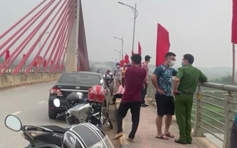 Tìm thấy thi thể người đàn ông nhảy cầu khi đang nói chuyện với người phụ nữ