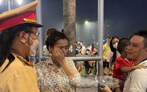 Phát loa hàng giờ tìm người thân cháu bé đi lạc khi xem pháo hoa