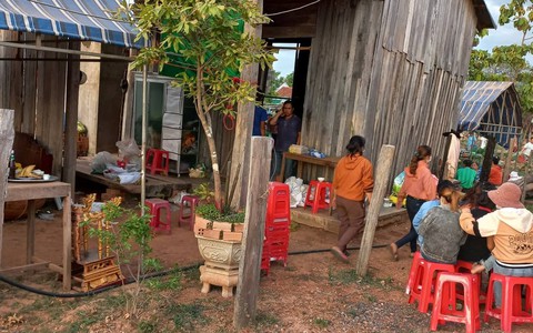 Vừa khâm liệm cho vợ, chồng ra sau nhà treo cổ tự tử